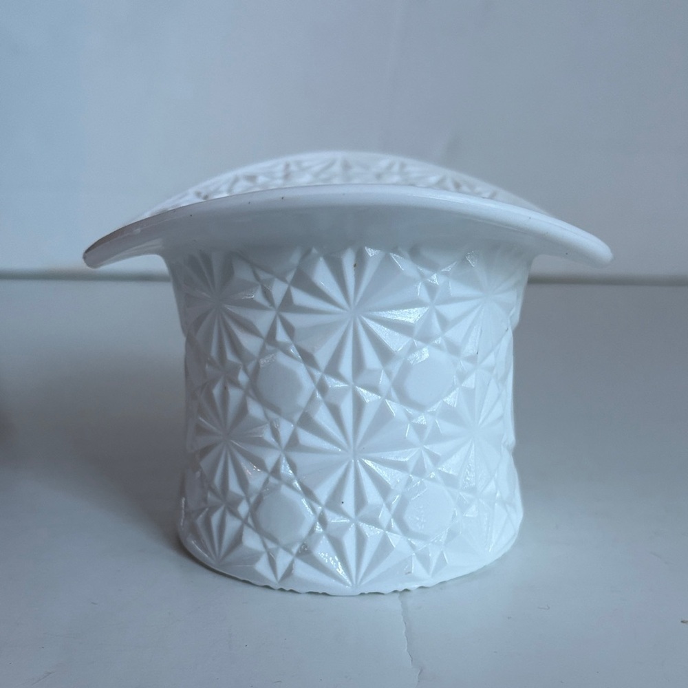 Vintage Fenton milk glass top hat “daisy and button” pattern